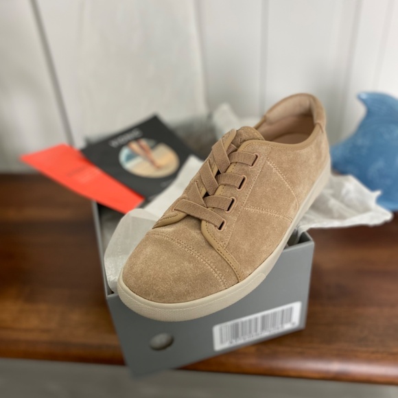 EUC Vionic Sneaker Wheat Sz 8 - Picture 3 of 8